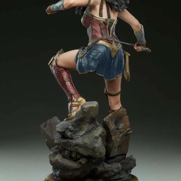 Premium Format Sideshow Wonder Woman statue - Picture 3 of 7